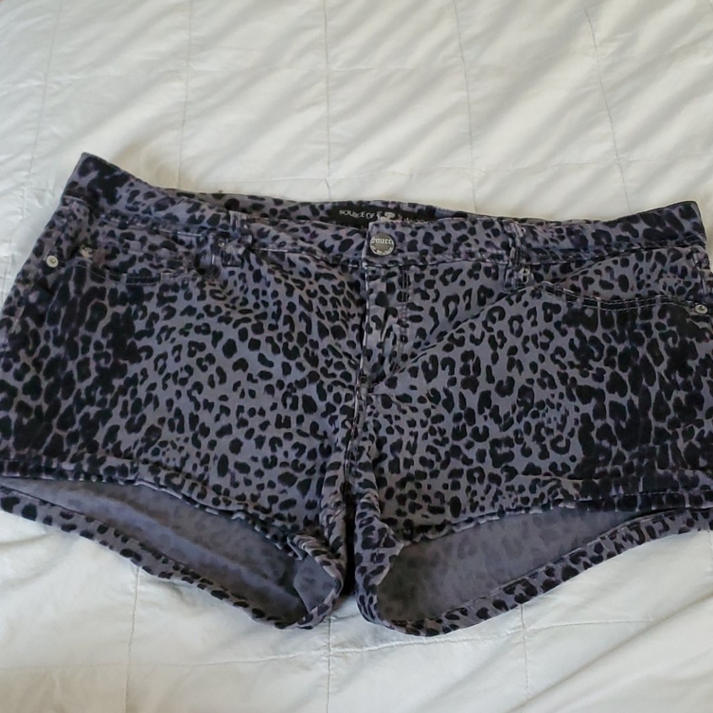 Torrid Source of Wisdom grey leopard shorts sz 20